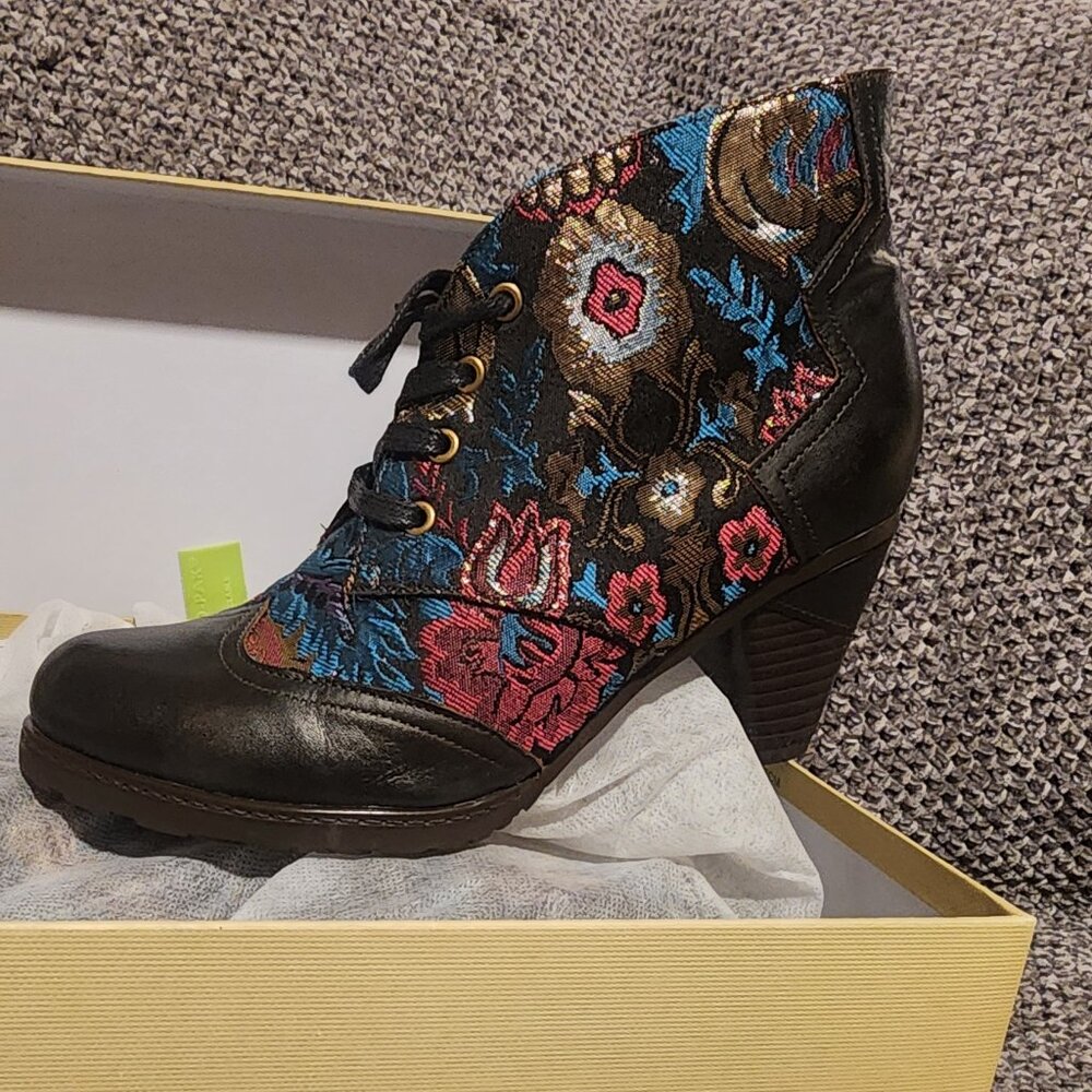 L'Artiste by Spring Step Concert Zip-up Booties